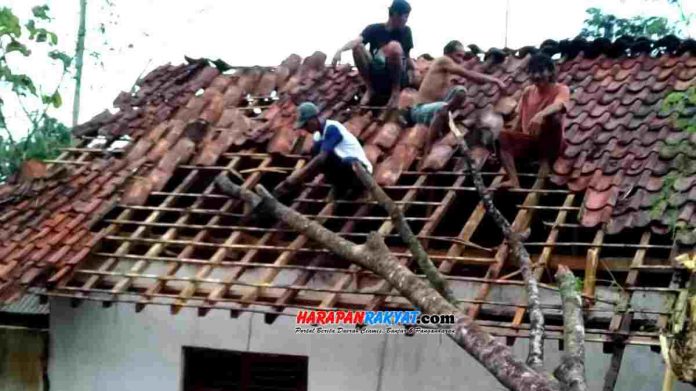 Forum Kordinasi Taruna Siaga Bencana (FK Tagana) Kabupaten Ciamis, melaporkan puluhan rumah rusak akibat hujan lebat disertai angin kencang yang melanda wilayah Kabupaten Ciamis, Jawa Barat, Kamis (12/12/2019) sore, sekitar pukul 15.30 WIB.