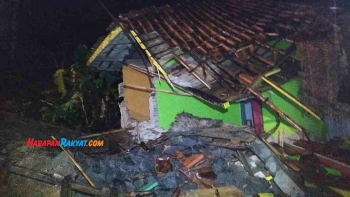 rumah yang tertimpa longsor di Pangandaran