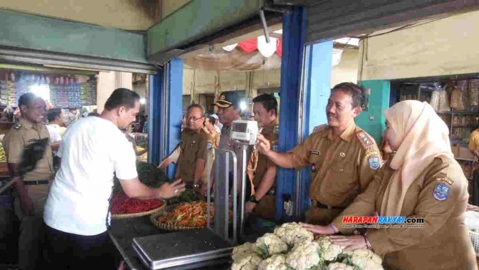 Sidak Satgas Pangan Kota Banjar, Wakapolres Ingatkan Agen Jangan Timbun Barang