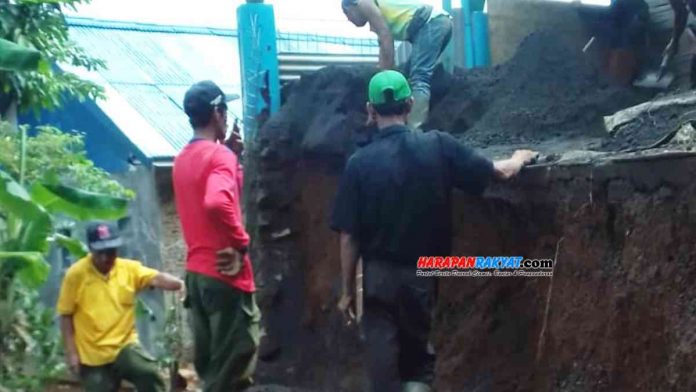 akibat intensitas hujan yang tinggi, sebuah tembok penahan tebing (TPT) pagar rumah warga di Dusun Ciomas, Desa Ciomas, Kecamatan Panjalu, Kabupaten Ciamis, ambrol.