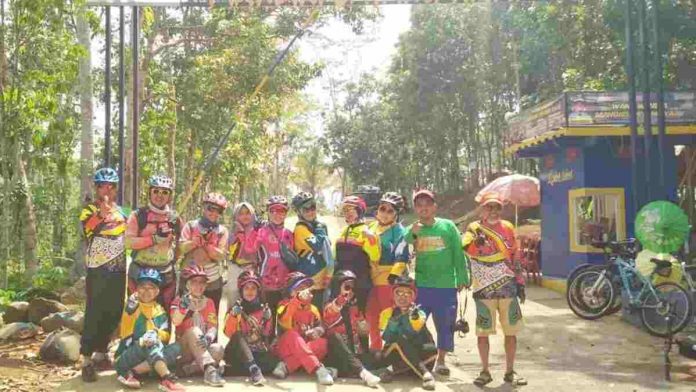 Tempuh Jarak 40 KM, Pecinta Gowes Srikandi Pessac Sambangi Wisata Sayang Kaak Ciamis
