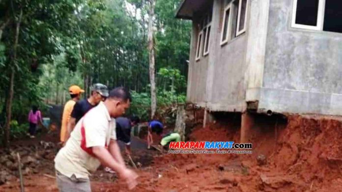 Akibat diguyur hujan pada Senin (16/12/2019) dini hari, sekitar jam 01.00 WIB, pondasi bangunan madrasah di RT. 01, RW. 06, Dusun Mekarsari, Desa Mekarjaya, Kecamatan Baregebeg, Kabupaten Ciamis, Jawa Barat, ambruk.