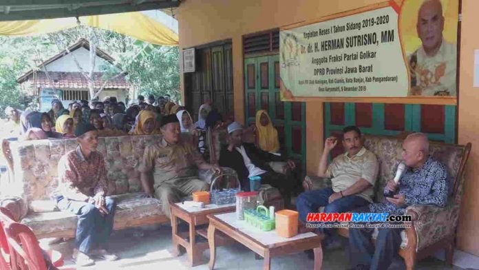 Warga Karyamukti Banjar