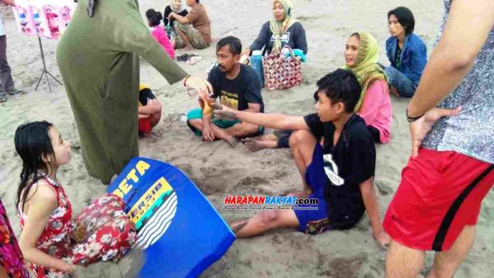 Lagi, wisatawan asal Tasikmalaya terserat ombak saat berenang di Pantai Barat Pangandaran, Jawa Barat, Rabu (25/12/2019). Kali ini tiga orang