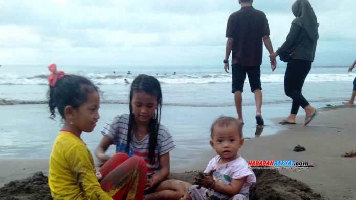 Wisatawan dari berbagai daerah mula berdatangan ke kawasan obyek wisata yang ada di Kabupaten Pangandaran,