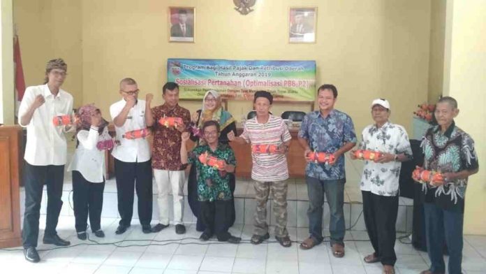 Agar Tidak Nunggak, Pemdes Karangkamulyan Ciamis Bagikan Celengan PBB