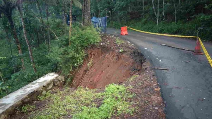 Bahu Jalan Cisaga-Rancah Ciamis Ambrol Terbawa Longsor