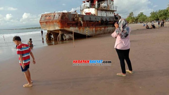 kapal tongkang Oscar Aquaria Jakarta yang terdampar di Pantai Barat Pangandaran