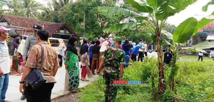 Upaya pencegahan wabah demam berdarah dengue (DBD), puluhan warga Dusun Pasiripis, Desa Sindangrasa, Kecamatan Banjaranyar, Kabupaten Ciamis, melakukan kegiatan Jumantik