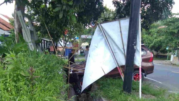 Di Ciamis, Minibus Ngungsep ke Parit