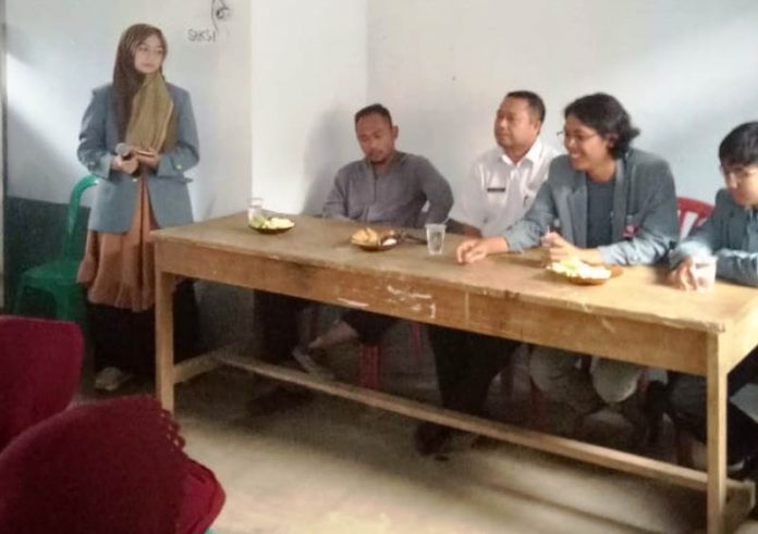 Di Hujungtiwu Ciamis, Mahasiswa UPI Bahas Pentingnya Pendidikan