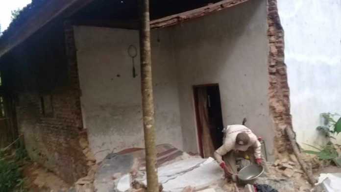 Diguyur Hujan, Dinding Rumah Warga Kadupandak Ciamis Ambruk