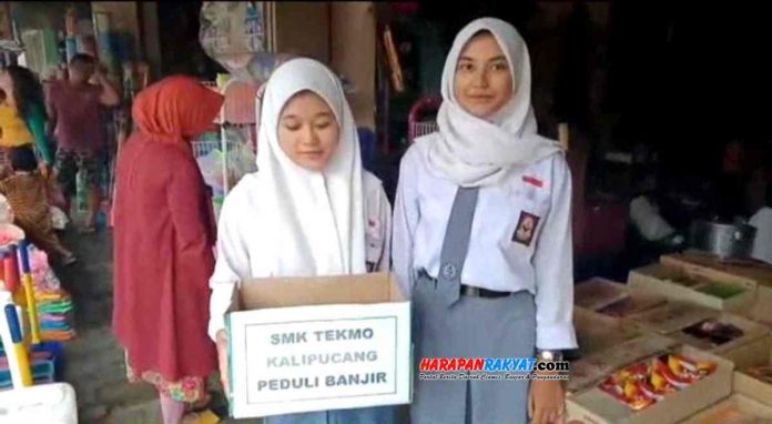 siswa SMK Tekmo Kalipucang, Kabupaten Pangandaran, Jawa Barat, melakukan penggalangan dana untuk korban banjir