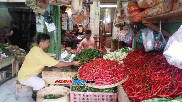 Naiknya harga komoditas cabai hingga mencapai 50 persen, dan beberapa komoditas sayur-mayur terjadi karena minimnya pasokan stok barang akibat pergantian musim.
