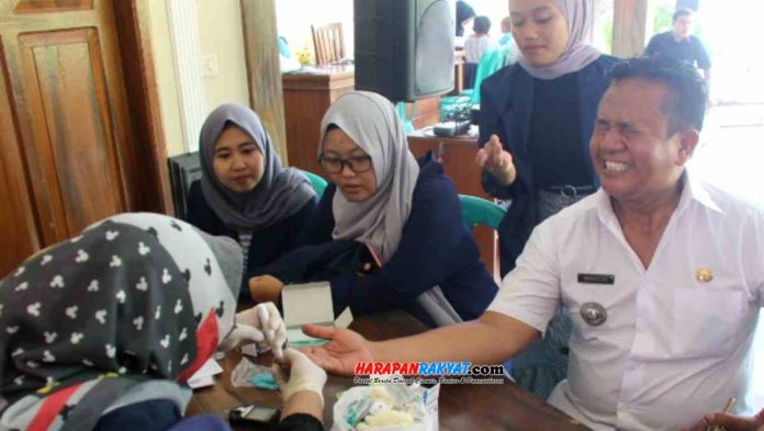 Kegiatan pemeriksaan kesehatan itu merupakan salah satu program Kuliah Kerja Nyata (KKN) mahasiswa Fakultas Keperawatan UNPAD PSDKU Pangandaran, yang berlangsung di Aula Desa Cintaratu, Rabu (29/01/2020).