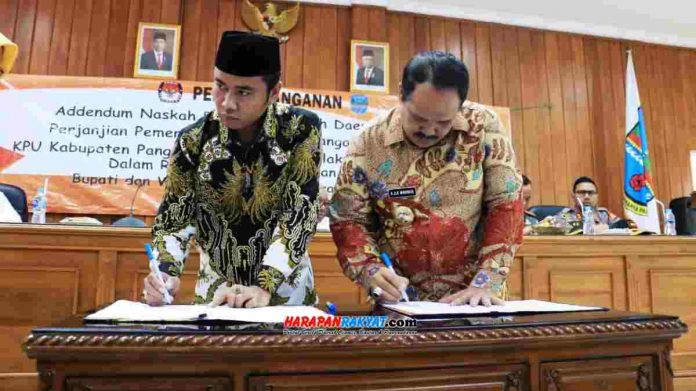 Komisi Pemilihan Umum (KPU) Kabupaten Pangandaran, menandatangani adendum Naskah Perjanjian Hibah Daerah (NPHD) untuk pembiayaan Pilkada Pangandaran tahun 2020, di Aula Setda Kabupaten Pangandaran, Rabu (15/01/2020).