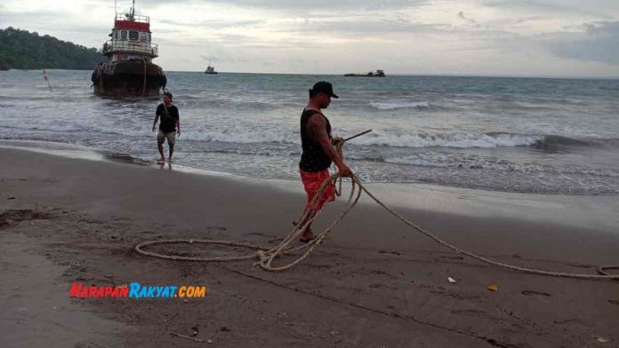 Kapal Terdampar di Pangandaran