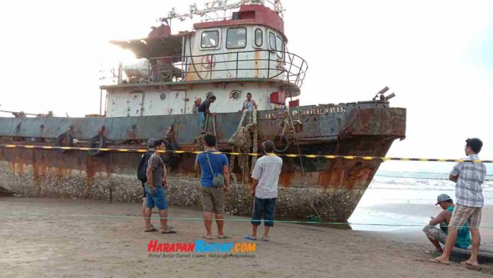 Membahayakan Wisatawan, Kapal Terdampar di Pantai Pangandaran Diberi