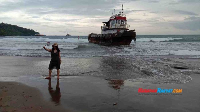 Kapal Terdampar di Pantai Barat Pangandaran