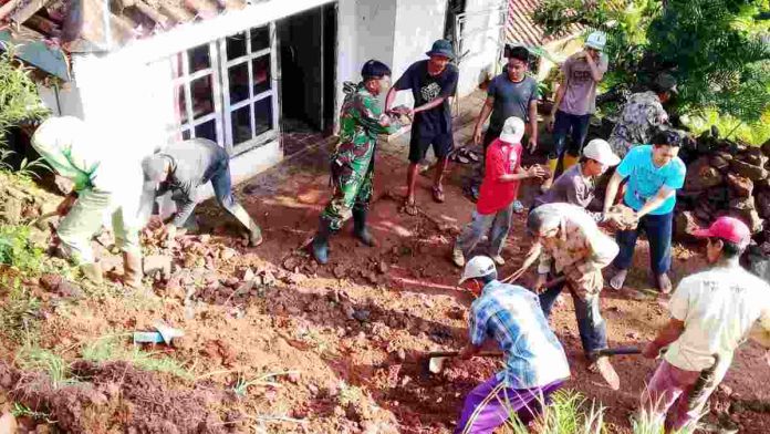 Koramil 1301 Ciamis Bantu Benahi Rumah Warga yang Tertimbun Longsor