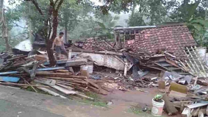 Lagi, Akibat Hujan Deras Rumah Warga Rancah dan Tambaksari Ciamis Ambruk