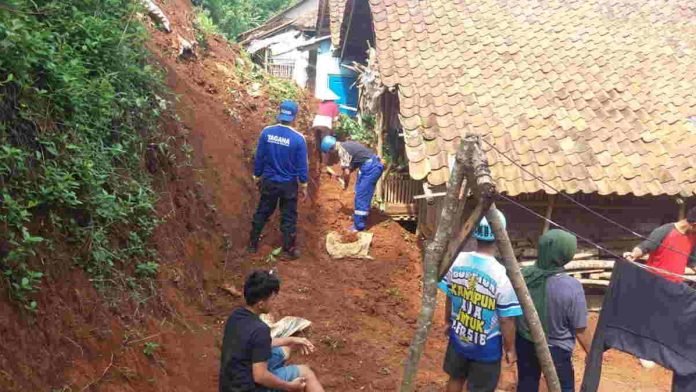 Longsor Terjang 4 Rumah di Desa Maparah Ciamis