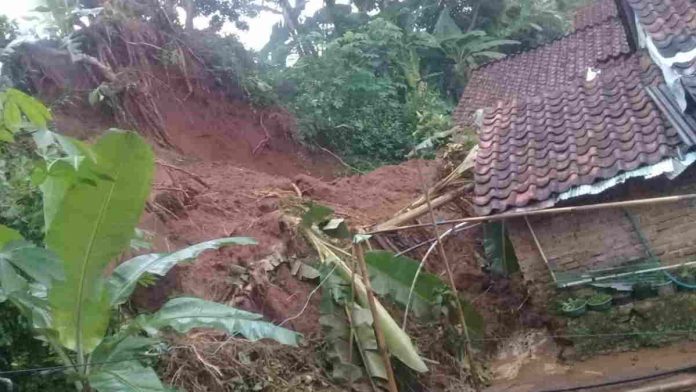 Longsor di Sadananya Ciamis Rusak Rumah Warga