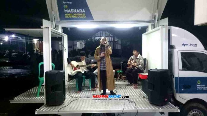 Warga Desa Saguling, Kecamatan Baregbeg, Kabupaten Ciamis, Jawa Barat, meriahkan malam tahun baru 2020 dengan menggelar acara musik religi, dilanjutkan dengan pengajian.