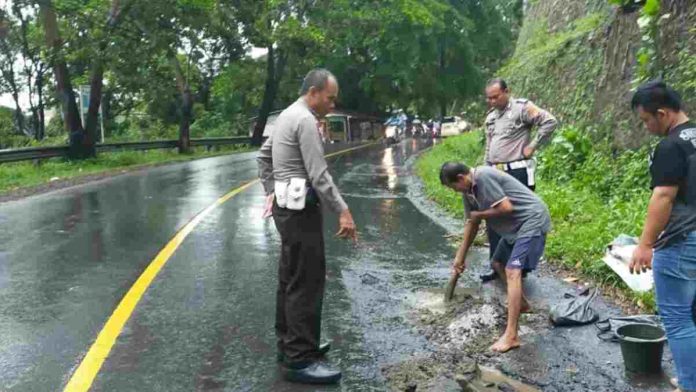 Minimalisir Lakalantas, Polres Ciamis Inisiatif Tambal Jalan Berlubang