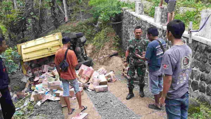 Mobil Box Terperosok di Pamarican Ciamis