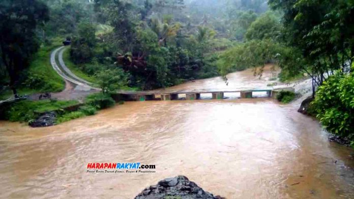 Saat hujan deras dan debit air tinggi, lokasi Wisata Muara Cijalu di Desa Harumandala, Kecamatan Cigugur, Kabupaten Pangandaran, ramai dikunjungi warga yang punya hobi mancing.