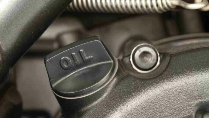 Oli Mesin Motor Bercampur Air, Ini Tanda dan Bahayanya!