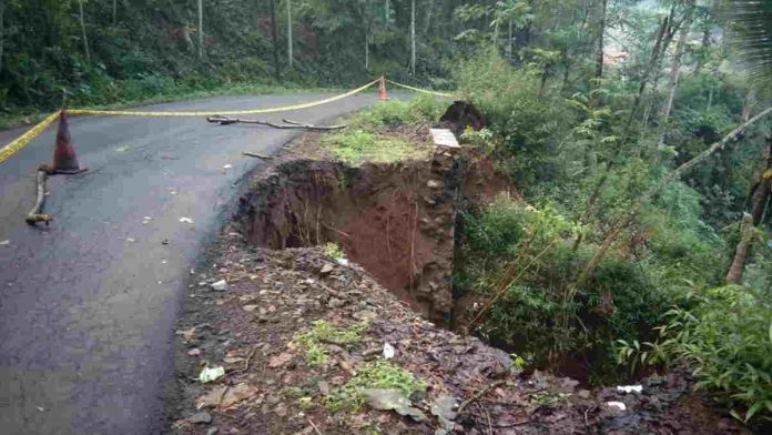 Pemkab Ciamis Segera Tangani Jalan Cisaga-Rancah yang Ambrol