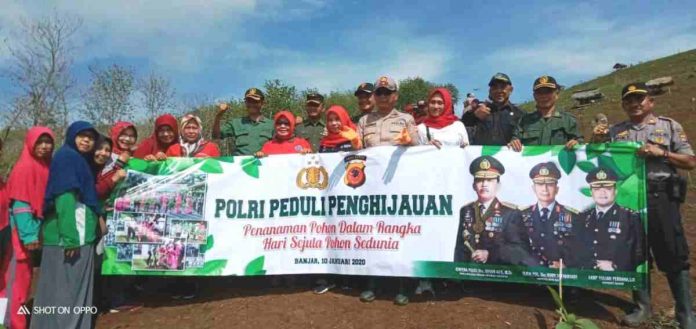 Wakapolres Banjar Kompol Ade Najmulloh bersama KPH Perhutani Ciamis dan Forkopimda Kota Banjar dalam penanaman pohon di area Gunung Sangkur. Foto:Istimewa