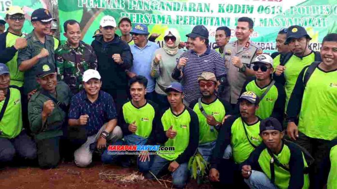 Penanaman pohon di lahan kritis kembali dilakukan Pemerintah Kabupaten Pangandaran, Kodim 0613/Ciamis, Polres Ciamis, dan Perum Perhutani, Kamis (16/01/2020).