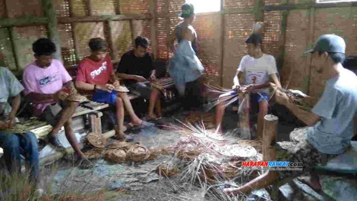 Pengrajin Piring Lidi Ciamis