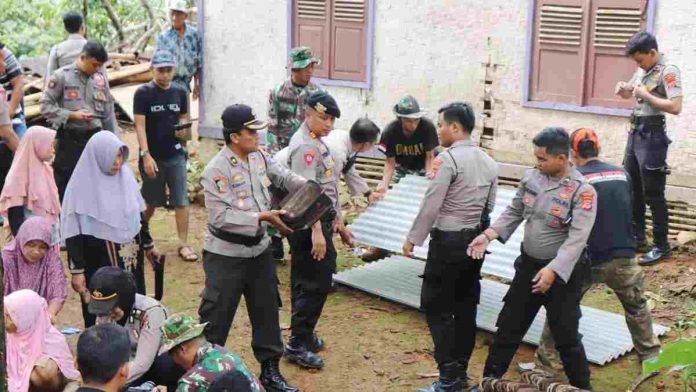 Polres Ciamis Bantu Perbaiki Rumah Korban Bencana di Tambaksari