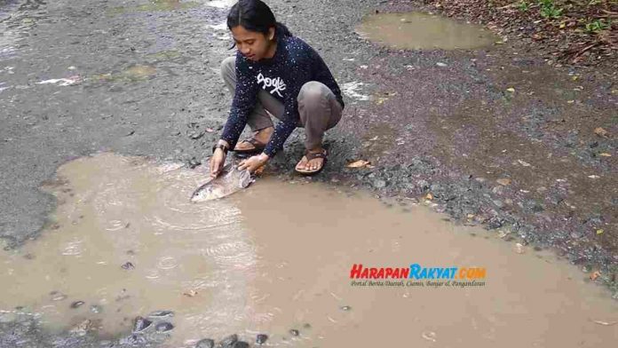 Protes Jalan Rusak di Banjaranyar Ciamis