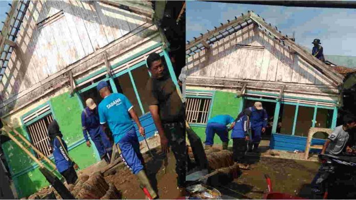 Relawan Tagana Bantu Bedah Rumah Warga Ciamis yang Nyaris Ambruk