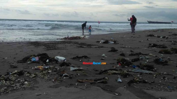 Sampah di Pantai Barat Pangandaran