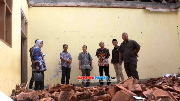 Komisi 4 DPRD Kabupaten Pangandaran, meninjau bangunan sekolah yang ambruk di Kecamatan Cimerak, Kabupaten Pangandaran, Jawa Barat, Kamis (30/01/2020).