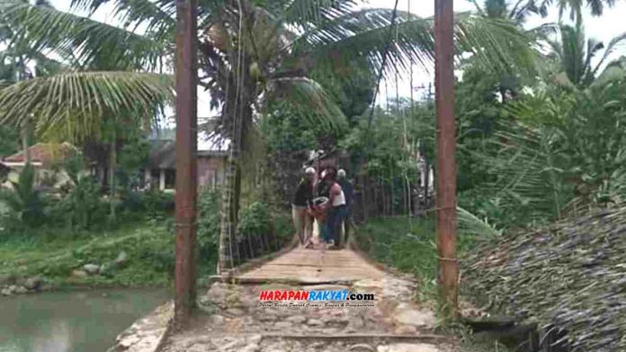 Seorang ibu yang hendak melahirkan itu bernama Yuli, warga Dusun Cimapag, RT. 05, RW. 01, Desa Harumandala, Kecamatan Cigugur. Ia digotong oleh keluarganya melintasi jembatan gantung.