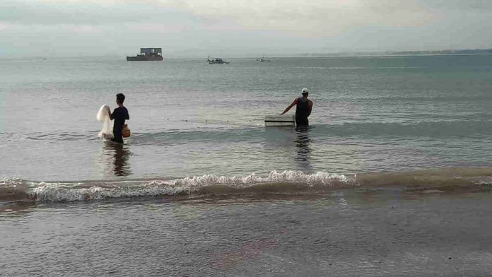 Sepi Pengunjung, Nelayan Tangkap Ikan di Bibir Pantai Barat Pangandaran