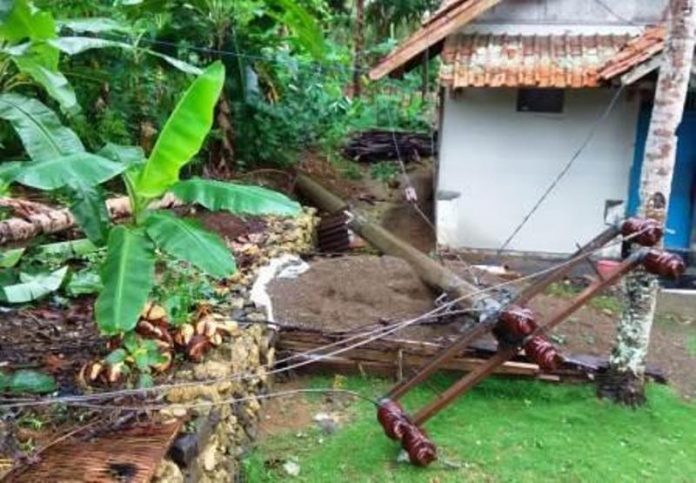Tiang Listrik di Banjaranyar Ciamis Roboh Akibat Diguyur Hujan
