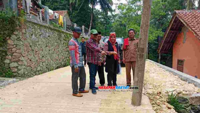 Tiang PLN dicor rigid pada pekerjaan peningkatan jalan penghubung Kedungwuluh-Panyutran, Kabupaten Pangandaran