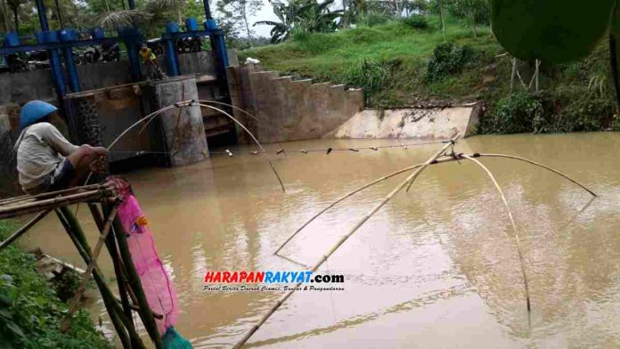 warga Desa Cibuluh, Kecamatan Kalipucang, Kabupaten Pangandaran, Jawa Barat, selalu memanfaatkan Sungai Citanduy yang meluap untuk menangkap ikan menggunakan jodang atau sirib.