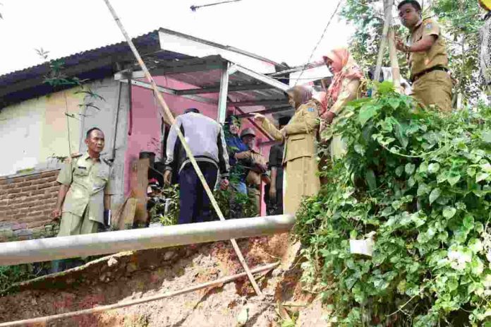 Walikota Banjar, Hj. Ade Uu Sukaesih, mengimbau warga yang tinggal di sekitar pinggir tebing agar lebih waspada bahaya longsor, karena akhir-akhir ini curah hujan cukup tinggi.