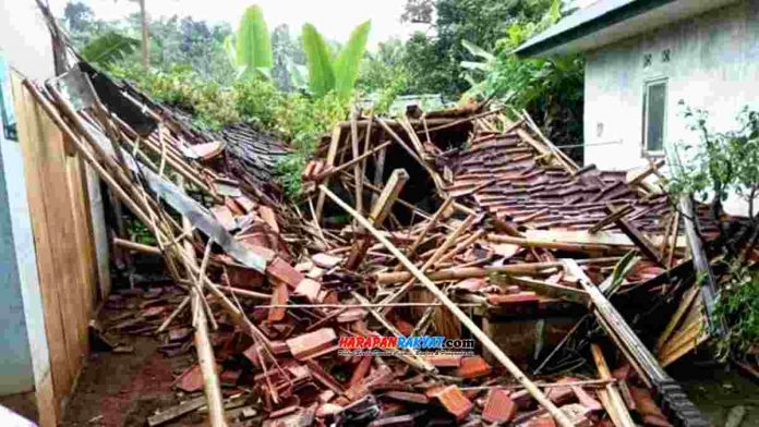 Hujan disertai angin kencang mengakibatkan sebuah warung baso dan mie ayam di Dusun Limusnunggal, RT. 03, RW. 02, Desa Bojongkondang, Kecamatan Langkaplancar, Kabupaten Pangandaran