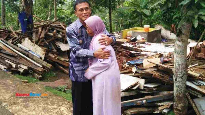 korban bencana rumah ambruk