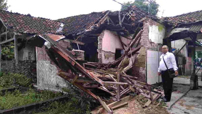 Akibat Hujan, Rumah Nenek Renta di Ciamis Ambruk